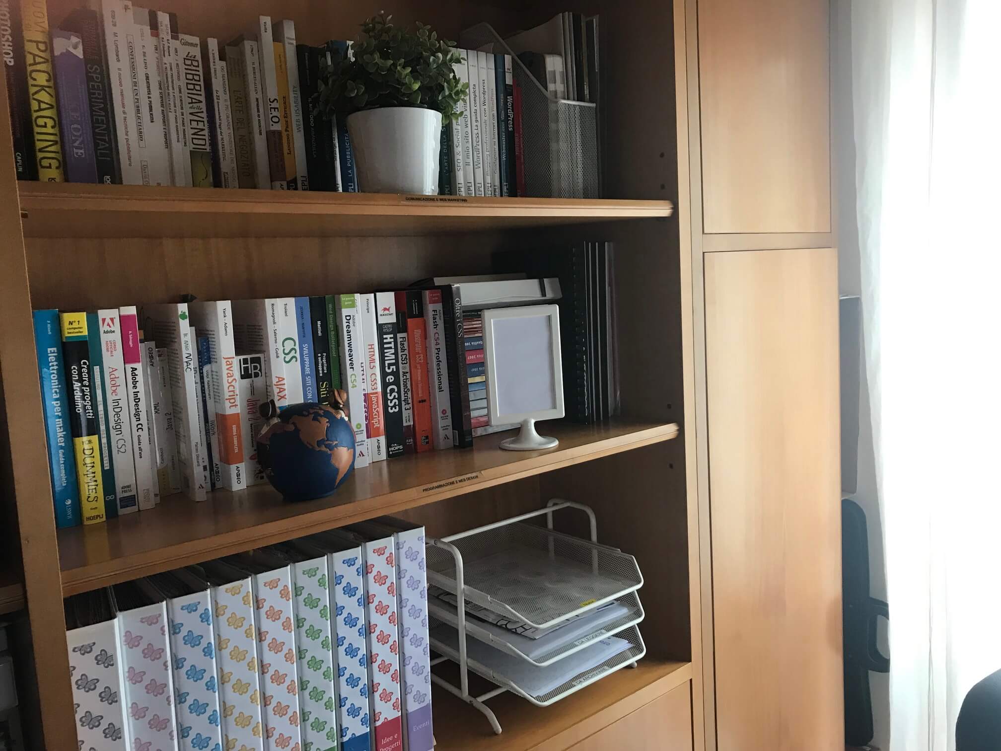 Organizzare casa - Angolo libreria studio organizzata e in ordine Serena Mattia Professional Organizer, home organizer, personal organizer a Lugano, Ticino, Svizzera e Italia